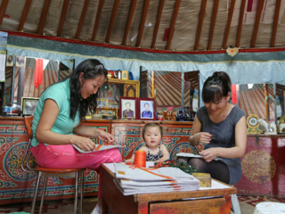 モンゴルのシングルマザーを支えるアパレル”HUSUG” 日本進出へ のトップ画像