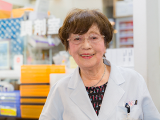 94歳の現役薬剤師。栄子先生の生涯を称えるために世界記録に挑戦