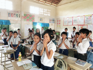 勉強が大好きなカンボジアの子どもたちへ、教科書を贈りたい！