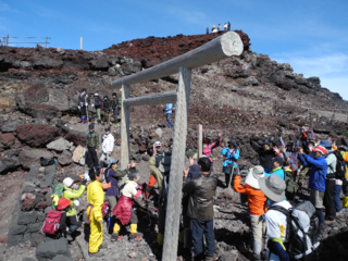 富士登山に挑む、がんサバイバーを10周年限定タオルで応援！ のトップ画像