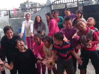 お芝居の出前集団がネパール孤児院で上演、子供達と演劇創作も！ のトップ画像