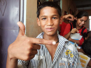 獣医学生がインドの友人の夢のためにスラムに学校を建てる！ のトップ画像