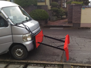 自家用車に簡単に、工具無しで装着可能な除雪機＝排雪板 のトップ画像