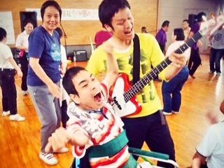滋賀県の養護施設13ヶ所を回り重度障がいの子に音楽を届けたい