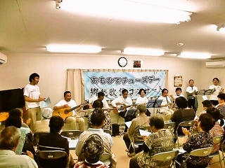 福島県いわき市のお年寄りが大声で昭和歌謡を歌えるコンサートを のトップ画像