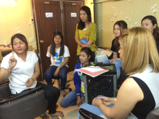 カンボジアの美容業界で働く聴覚障害者職業サポート動画作成支援