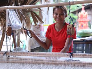 カンボジア農村の女性50人に、村の伝統産業"手織り"で働く機会を