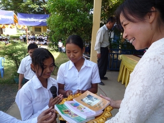 カンボジア・コンポンチャム州の学校に英語の教科書を届けたい！