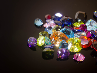 処分されていた宝石の存在を知ってもらい再利用してもらいたい！ のトップ画像