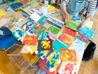 病と向き合う方のもとへ、アーティスト作品の癒しを届けたい。 のトップ画像