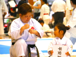 言葉の障壁をなくそう！DVDを通じて「手話で空手」を世界中に のトップ画像