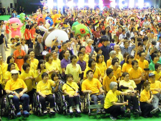 車椅子の全国大会参加者を、大型リフトバスで安全に運びたい。 のトップ画像