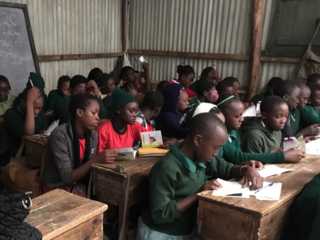 ケニアのスラムにある学校に 安心して使えるトイレを作りたい！