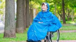車椅子利用者が雨の日を楽しむためのおしゃれなカッパを作りたい のトップ画像