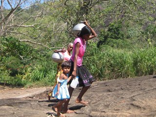 スリランカの山村に水道を作って、子供達にもっと教育の時間を！