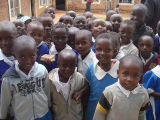 給水設備がないケニアのムンザツィ学校に浄化槽付きのトイレを！