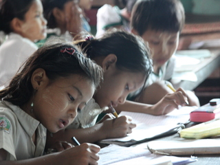 ミャンマーの恵まれない子ども達に机・椅子や文房具を届けたい！ のトップ画像