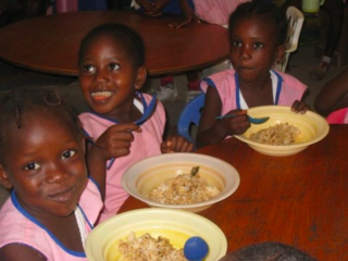 シエラレオネの学校に災害時緊急非常食5,000個を届けたい！