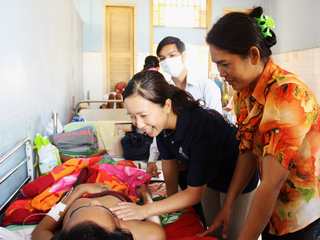 カンボジアの麻痺患者に麻痺と共に過ごせる退院指導を行います！