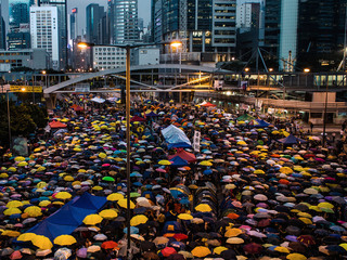 普通選挙権を求めて起こった”香港雨傘運動”に触れる写真展開催
