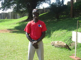 ウガンダ野球少年ワフラ君、プロ野球選手になる夢の実現を！ のトップ画像