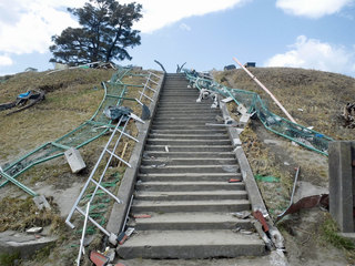 被災地閖上の日和山を訪れる人の安全のため階段に手すりを！