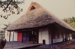 美濃・瑞浪屏風山麓に残そう江戸時代に建てられた茅葺き屋根の芸術館！ のトップ画像