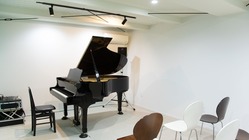 「休眠ピアノ」を子どもたちに　皆で奏でる再生・寄贈の物語 のトップ画像