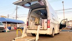 被災地で車いす利用者用「災害対策ポータブル仮設トイレ」車両 のトップ画像