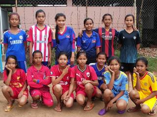 カンボジア裸足の女子サッカーチーム100人にシューズを届けよう