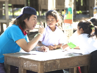 日比野克彦がラオスの小学生と絵を描く　ポントゥン村美術部2013