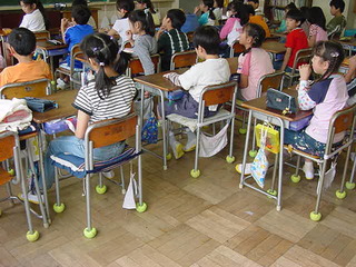 騒音に悩む子ども達に椅子脚カバーで快適に学習できる環境を！