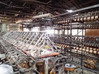 絹産業遺産を守るため、古い撚糸機で金属アート作品を制作！