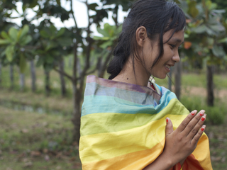 カンボジアの読み書きできない女性が紡ぐシルクの物語を全国に届けよう！
