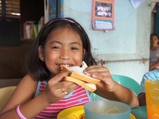 フィリピンのセブ島に暮らす貧しい子供たちに健やかな学校生活を