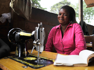 コンゴ紛争を生きのびた女性たち 幸せな洋服屋さんプロジェクト