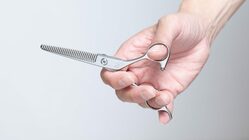 生え癖や割れ癖で悩んでる人を特殊なハサミを使うことで解決させたい！ のトップ画像