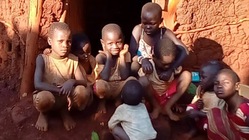 ウガンダの孤児院　雨でぬれる床、、、眠れぬ夜が二度となくなるように