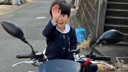 自閉症の兄弟の最高の笑顔のために のトップ画像