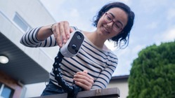 クリップ式で設置数秒！電源も工事も要らないワイヤレス防犯カメラ のトップ画像