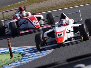 20歳の現役大学生レーシングドライバーがFIA-F4日本一に挑戦！