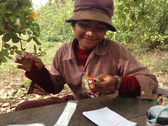 お菓子袋からバッグを！カンボジア・リエンポン村に工房を建設！