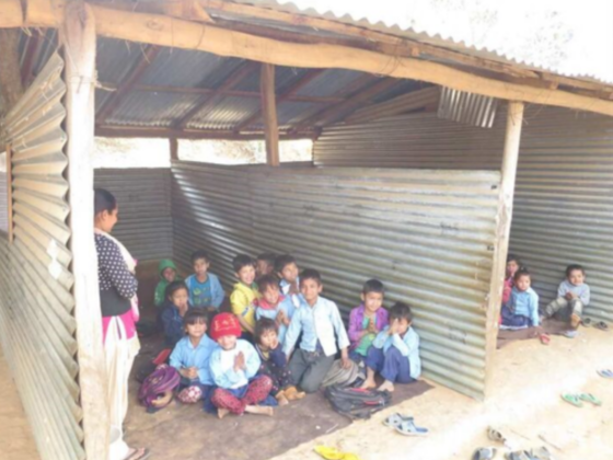 ネパール大地震で倒壊した校舎で学ぶ学生に椅子と机を届けたい
