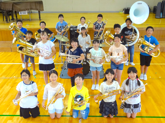 全校児童32名。西内小学校の金管バンドが夢の北海道演奏会へ！