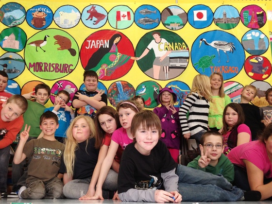 世界の子どもたちが描くアートマイル壁画で「オリンピック展」