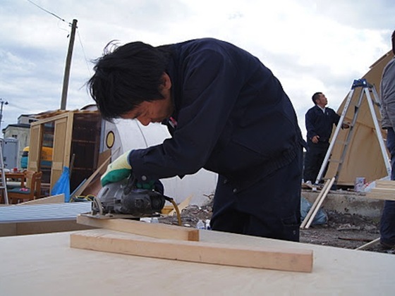 山田町に仮設倉庫を建てて、漁師さん達が生計を立てられるようにする