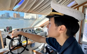 1万円｜操舵室で記念撮影コース  ウォーターシャトルの操舵室内で船長帽を被り、舵輪を握った姿を写真に収めてみませんか。