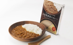 伝統品種のもち米と人気のレトルト「自家製雑穀カレー」