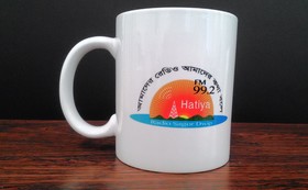 バングラデシュ・ハティア島コミュニティラジオ局のロゴ入り開局記念マグカップ