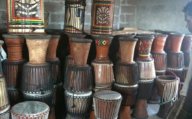 ギニアの太鼓職人が作るプロ仕様ジャンベとクレジットを入れる事で応援